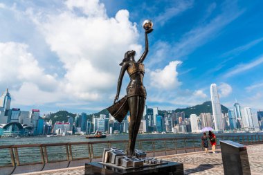 Yıldızlar Bulvarı 'nı ziyaret eden turistler. Yıldız Bulvarı, Hong Kong 'daki Victoria Limanı boyunca yer almaktadır.. 