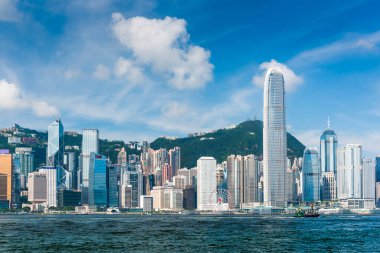 Hong Kong 'daki Victoria Limanı' nın kıyı mimari manzarası.. 