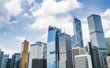 Hong Kong 'daki modern ofis binalarının düşük açılı görüntüsü.