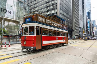 Hong Kong - 16 Temmuz 2019: Batı Pazar Terminali, Hong Kong Tramvayı 'ndaki terminlerden biridir. TramOramic Tour 'un başlangıç noktalarından biri 1920' lerin tarzı açık tramvay..