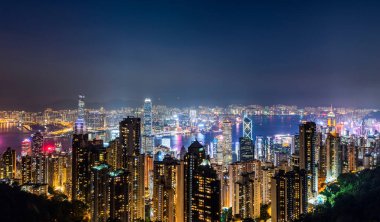 Victoria tepesinden Hong Kong 'un panoramik gece görüntüsü.