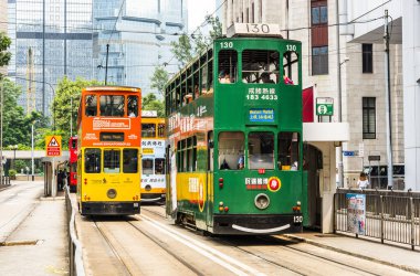 Hong Kong Adası 'ndaki ünlü çift katlı tramvaylar.