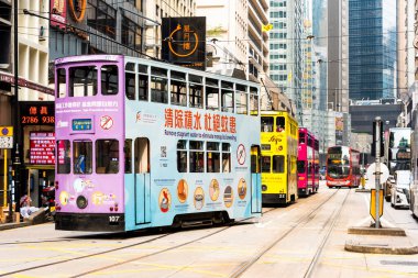Hong Kong - 17 Temmuz 2019: Hong Kong Adası 'nda ünlü çift katlı tramvaylar.