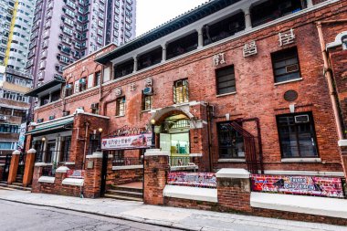 Hong Kong 'lu Çin YMCA' sının eski tarz kırmızı tuğlalı binasının ön mimarisini yakalayın.