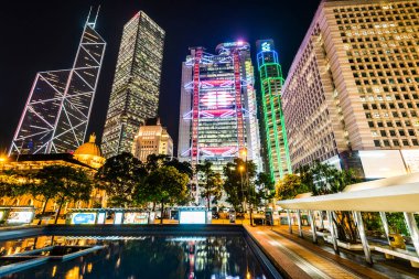 Merkez, Hong Kong 'daki modern ofis binalarının düşük açılı görüntüsü. Çin Bankası (Hong Kong)