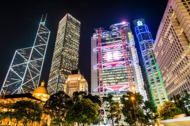 Merkez, Hong Kong 'daki modern ofis binalarının düşük açılı görüntüsü. Çin Bankası (Hong Kong)