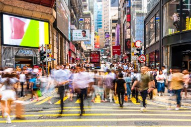 Hong Kong, Çin 'deki merkez bölgedeki ofis ve ticari binaların görüntüsü. Merkezi alan Hong Kong 'un ana ticaret bölgesidir. Central Hong Kong 'daki yayalar..