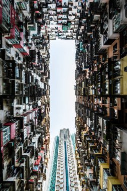 Hong Kong, Tai Koo 'daki kalabalık ama renkli yapı grubunun düşük açılı görüntüsü