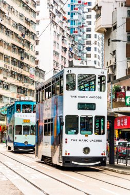 Hong Kong 'da Wan Chai caddesindeki çift katlı tramvaylar. Wan Chai, Hong Kong 'un en işlek ticari alanlarından biridir..