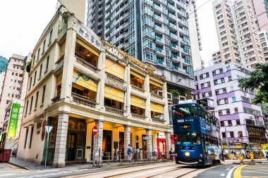 Hong Kong 'da Wo Cheong rehinci dükkanının ünlü çift katlı tramvaylarının görüntüsü..