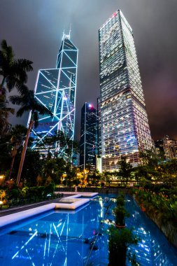 Merkez, Hong Kong 'daki modern ofis binalarının düşük açılı görüntüsü. Çin Bankası (Hong Kong)