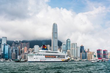 Büyük bir yolcu gemisinin görüntüsü Hong Kong 'un Çin' deki Victoria Limanı 'na doğru yola çıktı..