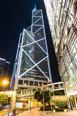 Merkez, Hong Kong 'daki modern ofis binalarının düşük açılı görüntüsü. Çin Bankası (Hong Kong)