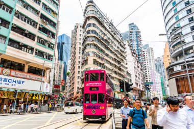 Hong Kong 'da Wan Chai caddesindeki çift katlı tramvaylar. Wan Chai, Hong Kong 'un en işlek ticari alanlarından biridir..
