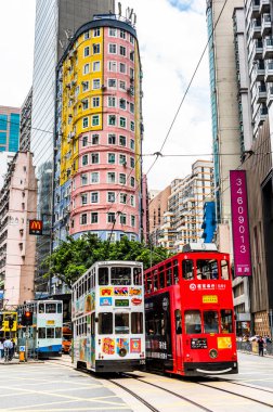 Hong Kong 'da Wan Chai caddesindeki çift katlı tramvaylar. Wan Chai, Hong Kong 'un en işlek ticari alanlarından biridir..