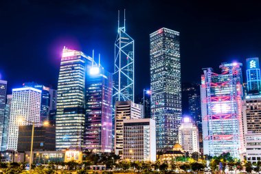 Hong Kong Central Modern iş binalarının gece görüşü, Hong Kong, Asya.