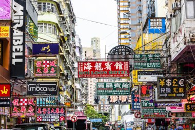 Mongkok, Kowloon 'daki sokak işaretleri. Hong Kong, yolun yukarısındaki sayısız neon ışıklarıyla bilinir.