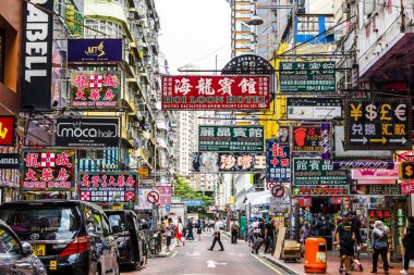 Mongkok, Kowloon 'daki sokak işaretleri. Hong Kong, yolun yukarısındaki sayısız neon ışıklarıyla bilinir.