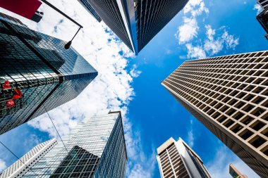 Merkez, Hong Kong 'daki modern ofis binalarının düşük açılı görüntüsü.