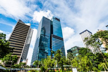 Hong Kong 'daki modern ofis binalarının düşük açılı görüntüsü.