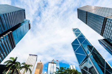 Hong Kong 'daki modern ofis binalarının düşük açılı görüntüsü.