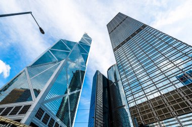Hong Kong 'un merkezindeki modern ofis gökdelen binalarının düşük açılı görüntüsü.