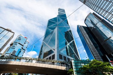 Hong Kong 'un merkezindeki modern ofis gökdelen binalarının düşük açılı görüntüsü.