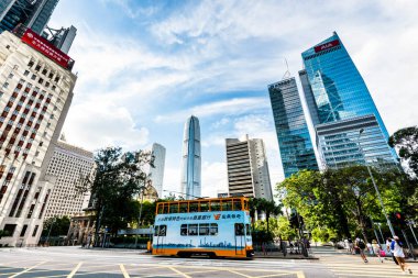 Hong Kong 'da gökdelenli ünlü çift katlı tramvaylar.