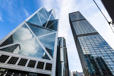 Merkez, Hong Kong 'daki modern ofis binalarının düşük açılı görüntüsü. Çin Bankası (Hong Kong)