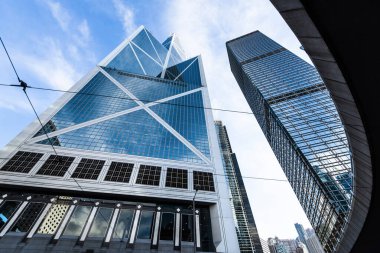 Merkez, Hong Kong 'daki modern ofis binalarının düşük açılı görüntüsü. Çin Bankası (Hong Kong)