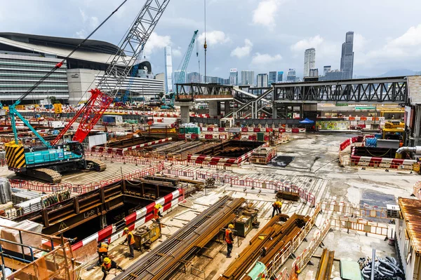 İnşaat alanı Wan Chai Hong Kong 'da vinçlerle çalışıyor.