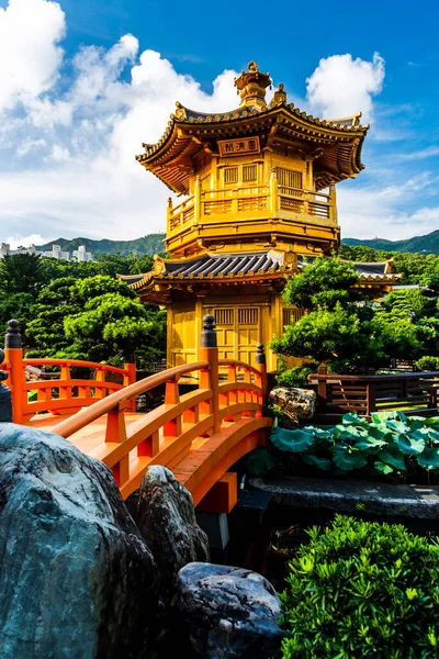 Nan Lian Garden, Hong Kong 'daki Golden Pavilion Tapınağı. Burası Diamond Hill, Kowloon, Hong Kong' da bulunan bir kamu parkı.