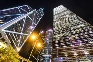 Merkez, Hong Kong 'daki modern ofis binalarının düşük açılı görüntüsü. Çin Bankası (Hong Kong)
