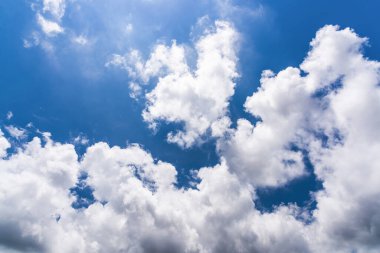 Mavi arkaplanı olan güzel bulutlar