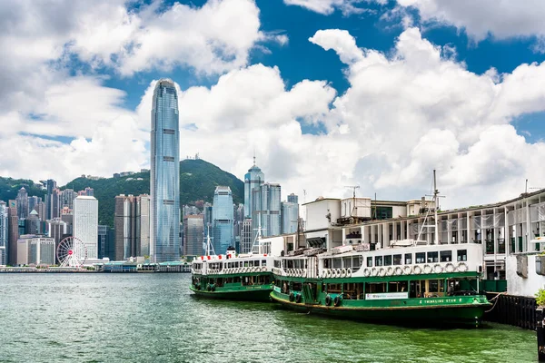 Kowloon Star Ferry Pier Con Arquitecturas Urbanas Victoria Harbour Hong — Foto de Stock