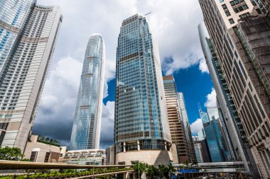 Hong Kong 'daki modern ofis binalarının düşük açılı görüntüsü.