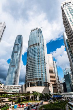 Hong Kong 'daki modern ofis binalarının düşük açılı görüntüsü. Hong Kong 'daki Uluslararası Finans Merkezi (IFC). 