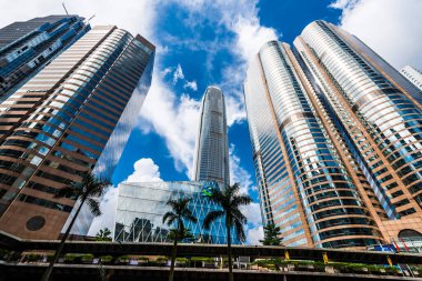 Hong Kong 'daki modern ofis binalarının düşük açılı görüntüsü. Hong Kong 'daki Uluslararası Finans Merkezi (IFC). 