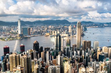 Hong Kong 'daki Victoria zirvesinden Hong Kong' un panoramik görüntüsü.
