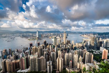 Hong Kong 'daki Victoria zirvesinden Hong Kong' un panoramik görüntüsü.