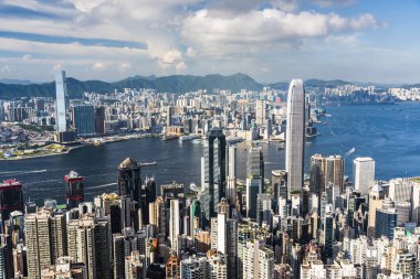 Hong Kong 'daki Batı Kowloon ve Victoria Limanı panoramik manzarası.