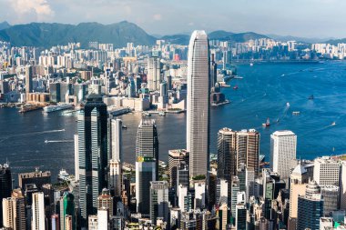 Hong Kong 'daki Batı Kowloon ve Victoria Limanı panoramik manzarası.