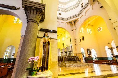 Kowloon, Hong Kong 'daki St. Teresa Kilisesi' nin iç manzarası..