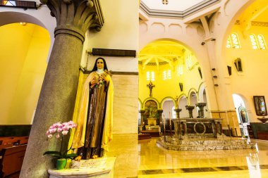 Kowloon, Hong Kong 'daki St. Teresa Kilisesi' nin iç manzarası..