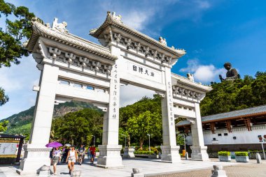 Turistler Hong Kong, Ngong Ping 'deki Po Lin Manastırı' ndaki devasa Tian Tan Buda heykelini ziyaret ediyorlar.
