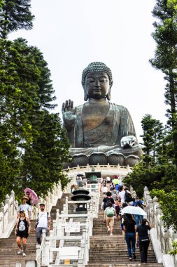 Turistler Hong Kong, Ngong Ping 'deki Po Lin Manastırı' ndaki devasa Tian Tan Buda heykelini ziyaret ediyorlar.