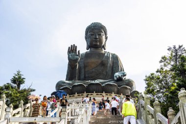 Turistler Hong Kong, Ngong Ping 'deki Po Lin Manastırı' ndaki devasa Tian Tan Buda heykelini ziyaret ediyorlar.
