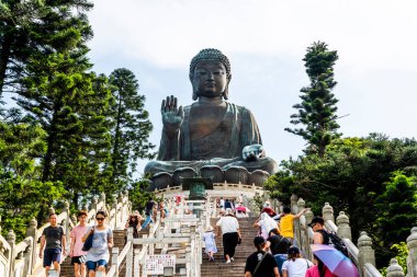 Turistler Hong Kong, Ngong Ping 'deki Po Lin Manastırı' ndaki devasa Tian Tan Buda heykelini ziyaret ediyorlar.