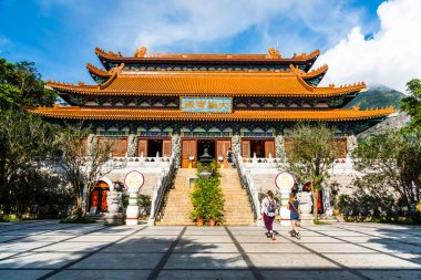 Po Lin Manastırı 'nın ana salonu, Hong Kong. Kapının üstündeki metin Daxiong Baodian, anlamı Büyük Güç Salonu..