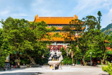 Po Lin Manastırı 'nın ana salonu, Hong Kong. Kapının üstündeki metin Daxiong Baodian, anlamı Büyük Güç Salonu..